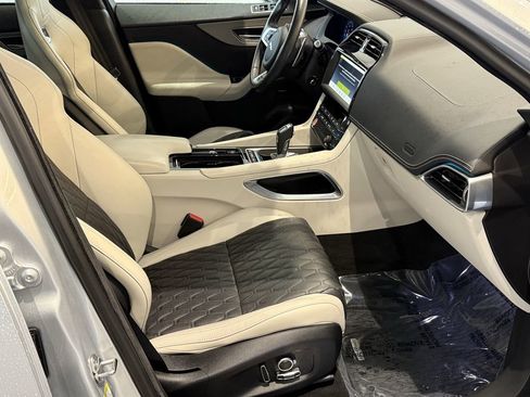 Used 2020 Jaguar F-PACE SVR image 19