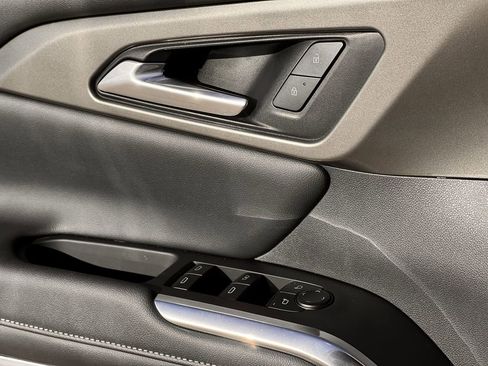 Used 2025 Chevrolet Traverse LT image 27