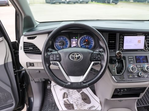 Used 2019 Toyota Sienna XLE FWD image 57
