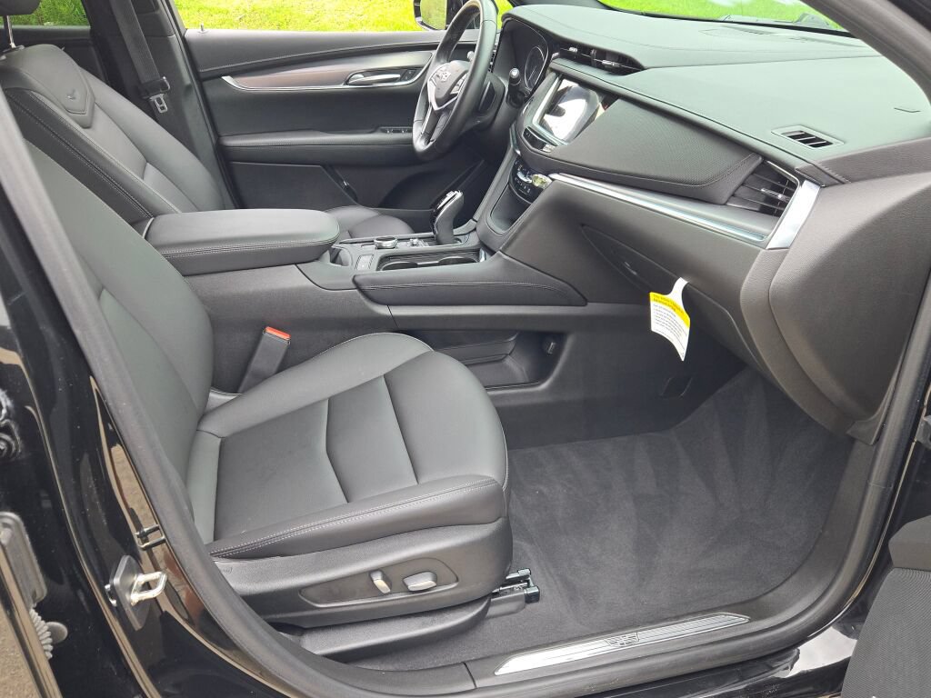 Used 2023 Cadillac XT5 Luxury w/ LPO, Floor Liner Package AWD/4WD image 8
