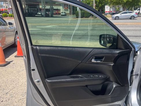 Used 2017 Honda Accord Sport image 9