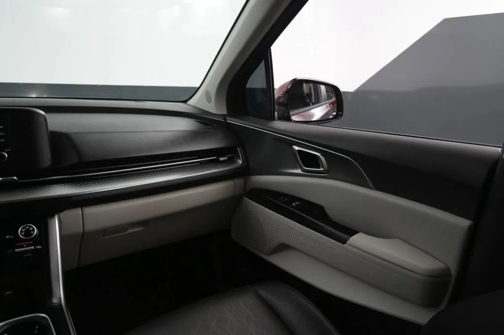 Used 2023 Kia Carnival LX FWD image 33