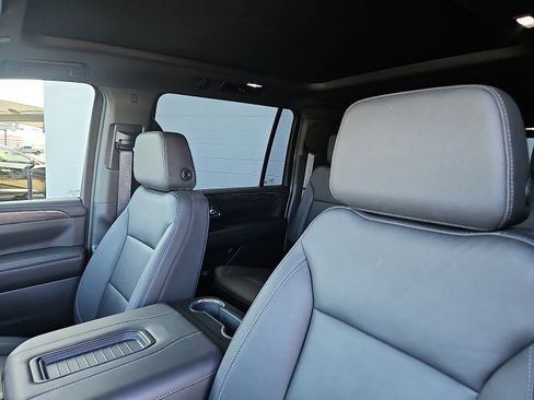 Used 2024 Chevrolet Suburban Z71 w/ Luxury Package image 8