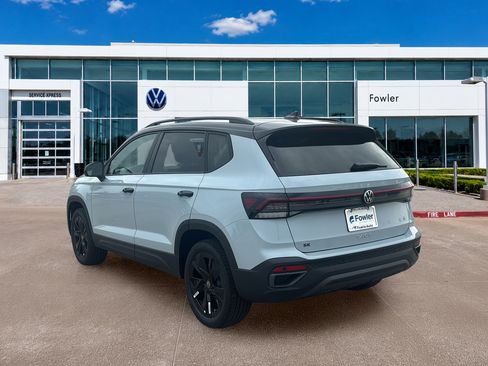New 2026 Volkswagen Taos SE FWD image 8