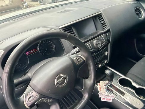 Used 2017 Nissan Pathfinder SV FWD image 16