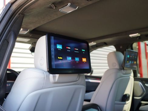 Used 2025 Cadillac Escalade ESV V AWD/4WD image 14