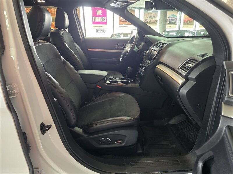 Used 2018 Ford Explorer XLT w/ Equipment Group 202A AWD/4WD image 19
