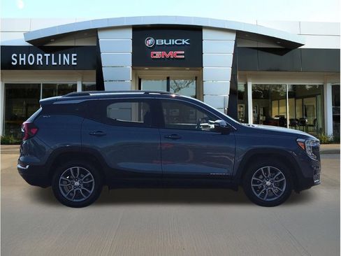 Used 2024 GMC Terrain SLT AWD/4WD image 2