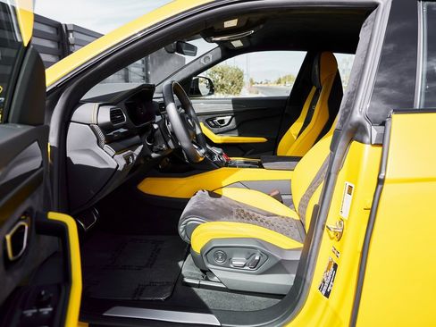 Used 2021 Lamborghini Urus Pearl Capsule image 30