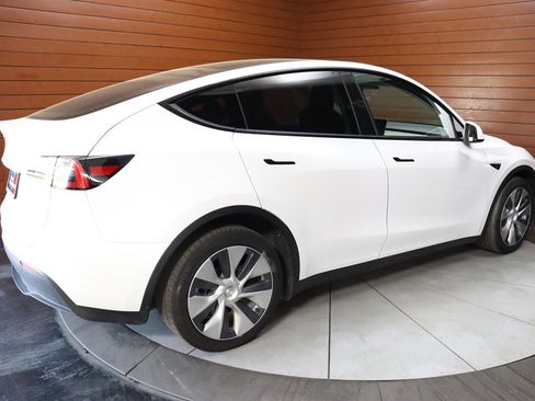 Used 2023 Tesla Model Y Long Range image 39