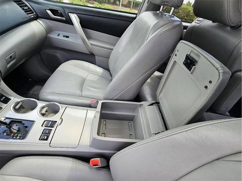 Used 2012 Toyota Highlander SE w/ Tow Pkg AWD/4WD image 31