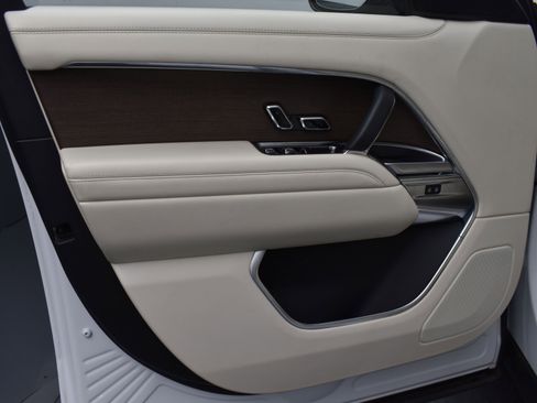 Used 2024 Land Rover Range Rover SE image 5