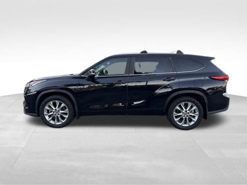 Used 2023 Toyota Highlander XLE image 2