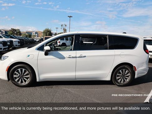Used 2023 Chrysler Pacifica Touring-L w/ Uconnect Theater Family Group image 2