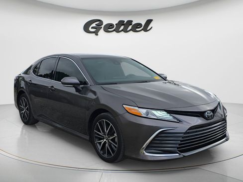 Used 2024 Toyota Camry XLE FWD image 3