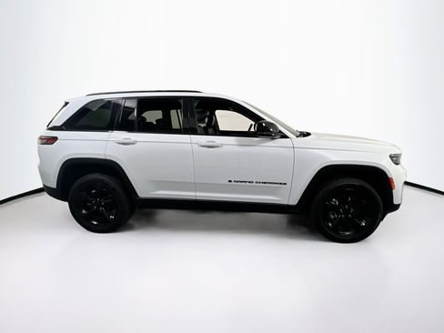 Used 2023 Jeep Grand Cherokee Altitude image 4