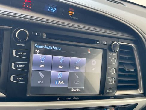 Used 2019 Toyota Highlander SE AWD/4WD image 16