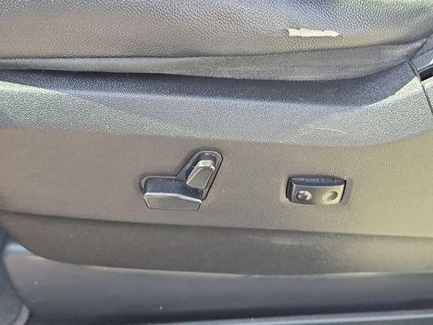 Used 2013 Chrysler Town & Country Touring FWD image 38