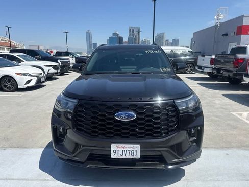 Used 2025 Ford Explorer ST-Line w/ ST-Line Street Pack AWD/4WD image 8