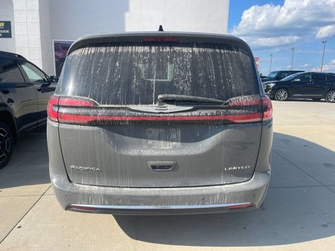 Used 2023 Chrysler Pacifica Limited FWD image 6