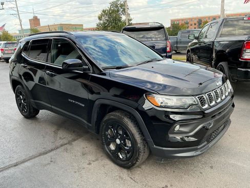 Used 2024 Jeep Compass Latitude AWD/4WD image 3