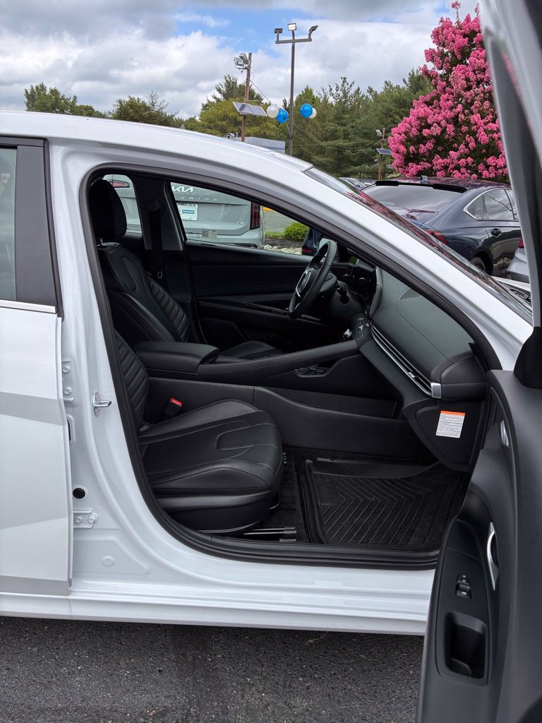 Certified 2025 Hyundai Elantra Limited FWD image 20