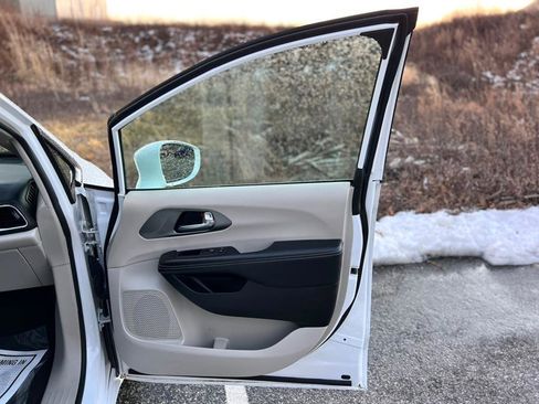 Used 2022 Chrysler Pacifica Touring-L image 12