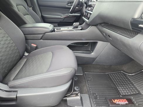 Used 2024 Nissan Pathfinder SV image 16