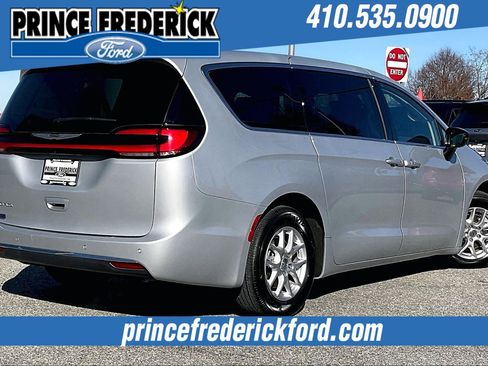 Used 2024 Chrysler Pacifica Touring-L image 11
