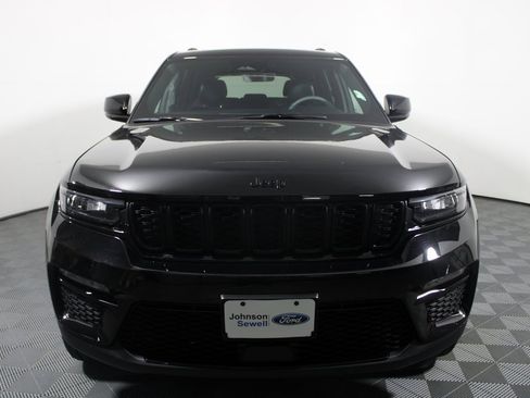 Used 2025 Jeep Grand Cherokee Limited w/ Black Appearance Package image 3