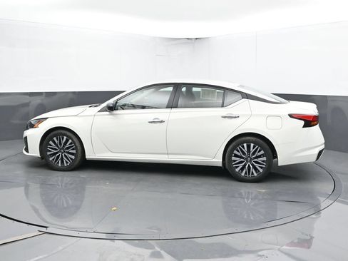 Used 2025 Nissan Altima 2.5 SV FWD image 9