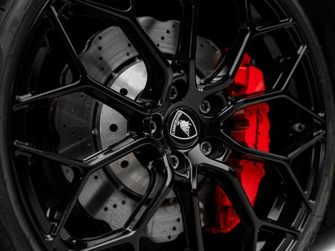 Used 2020 Lamborghini Huracan EVO RWD image 24