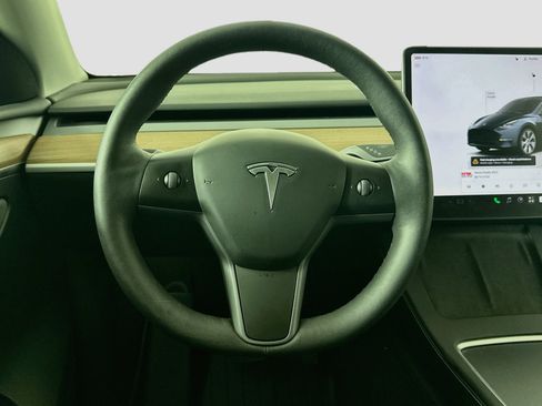 Used 2024 Tesla Model Y Long Range AWD/4WD image 18