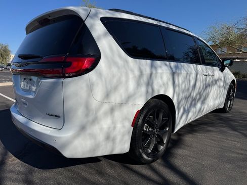 Used 2025 Chrysler Pacifica Limited FWD image 7