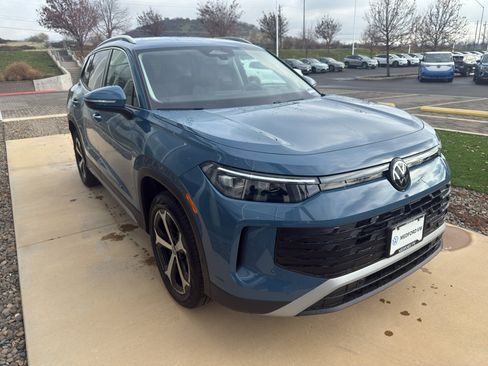 New 2026 Volkswagen Tiguan SE image 3