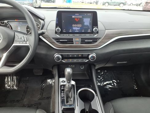 Used 2024 Nissan Altima 2.5 SV FWD image 14