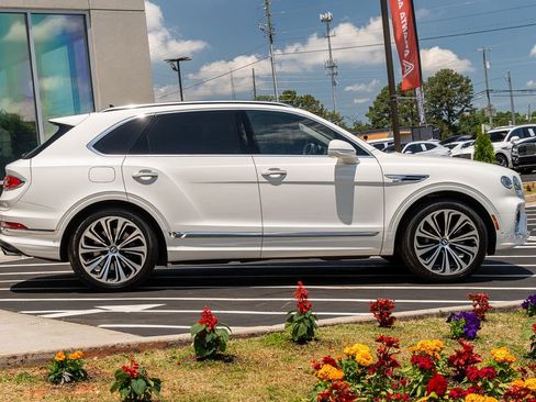 Used 2021 Bentley Bentayga Plug-In Hybrid AWD/4WD image 12