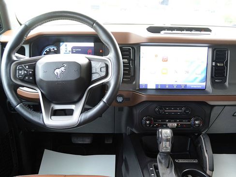 Used 2024 Ford Bronco Outer Banks w/ Sasquatch Package AWD/4WD image 18