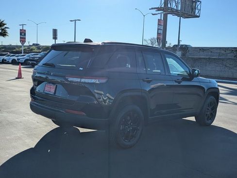 Used 2024 Jeep Grand Cherokee Altitude image 8