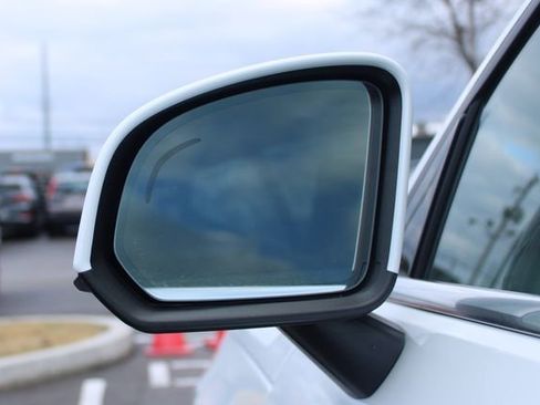 Used 2025 Volvo XC40 B5 Plus image 8