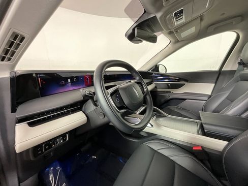 Used 2025 Lincoln Nautilus Premier image 15