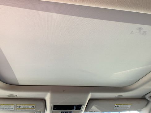 Used 2024 Land Rover Discovery S image 24