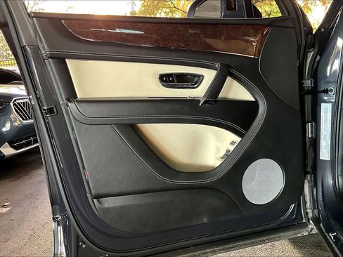 Used 2018 Bentley Bentayga Activity image 21