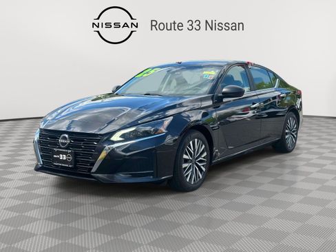 Used 2025 Nissan Altima 2.5 SV FWD image 2