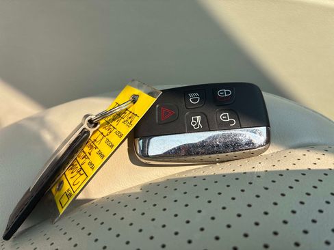 Used 2013 Jaguar XJ RWD image 10