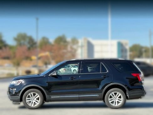 Used 2018 Ford Explorer XLT w/ Equipment Group 202A image 9