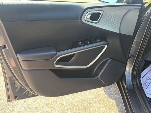 Used 2022 Kia Soul LX FWD image 13