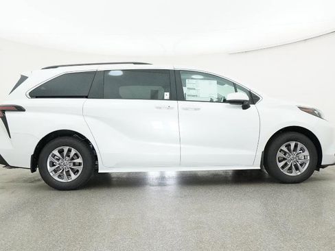 New 2026 Toyota Sienna XLE FWD image 30