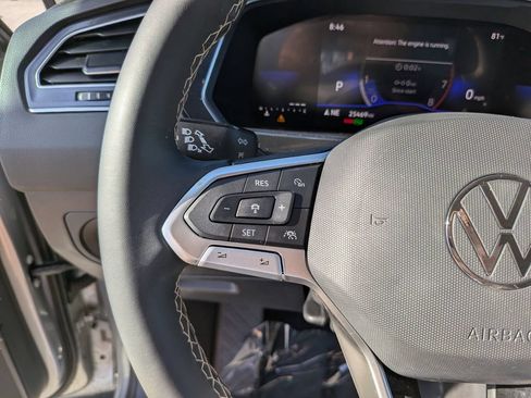 Certified 2023 Volkswagen Tiguan SE FWD image 25