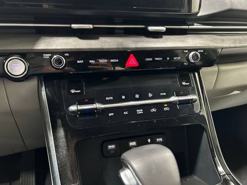 Used 2024 Kia Carnival EX FWD image 23